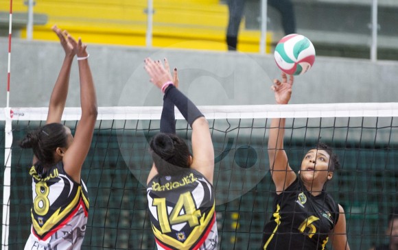 Las categorías juveniles en ambas ramas se foguean esta semana en el Nacional que se disputa en el coliseo Yesid Santos de la unidad deportiva Atanasio Girardot. FOTO EDWIN BUSTAMANTE