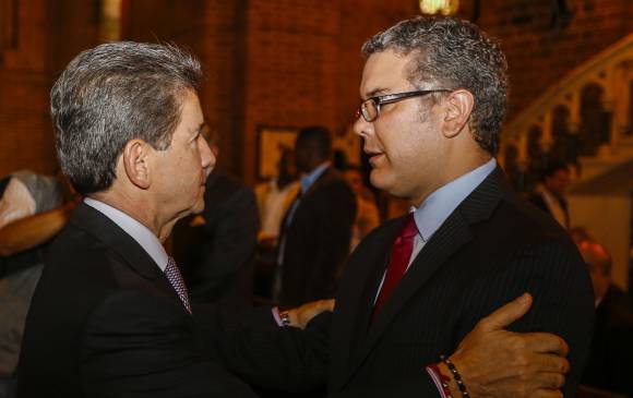 El gobernador Luis Pérez Gutiérrez saluda al senador Iván Duque. Lo propio hace el alcalde de Medellín, Federico Gutiérrez, con otro de sus hijos, Andrés Duque. FOTOS julio césar herrera