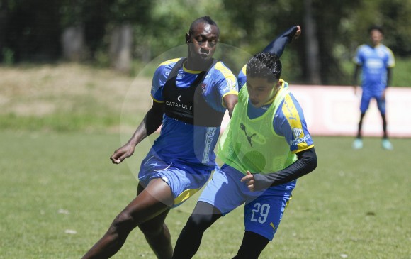 Juan F. Caicedo, quien aparece con Sebastián Macías, regresó en buen nivel. Hoy sale por goles. FOTO Manuel Saldarriaga