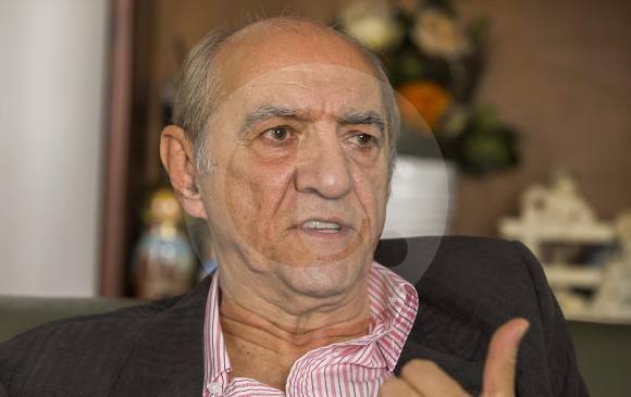 Wbeimar Muñoz Ceballos transmite los partidos de fútbol con Jorge Eliécer Campuzano. Foto Julio César Herrera