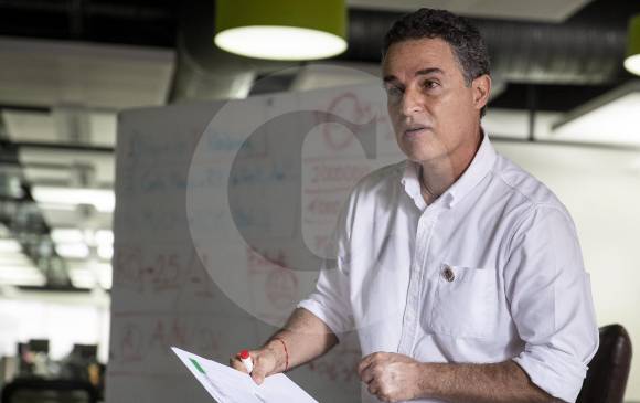 Aníbal Gaviria recibió la noticia de su orden de detención y suspensión del cargo mientras se recuperaba de una cirugía. Pidió que se haga una reforma a la justicia pues considera que la Fiscalía está funcionando de manera defectuosa. FOTO Esteban Vanegas