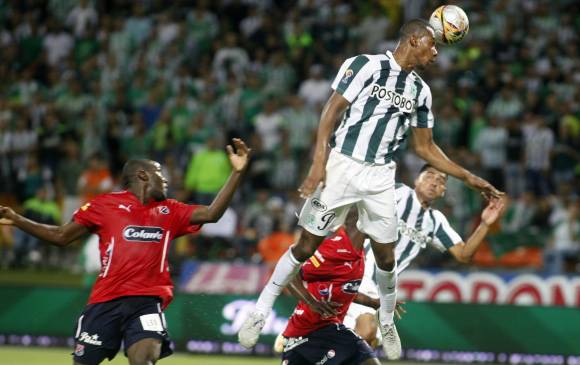 Muchas ganas pero poco fútbol fue lo que exhibieron verdes y rojos en el clásico 285. FOTO Manuel Saldarriaga