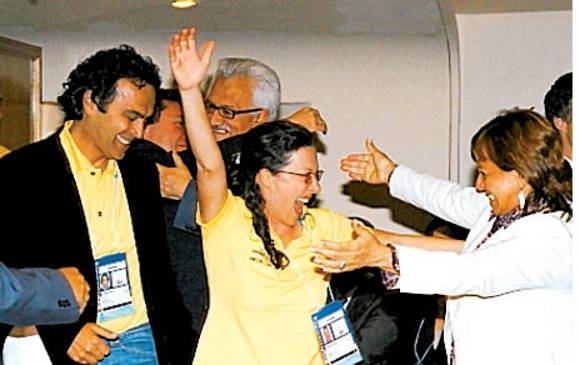 La celebración cuando se dio a conocer la votación en la que Medellín venció a Santiago. 8-6.
