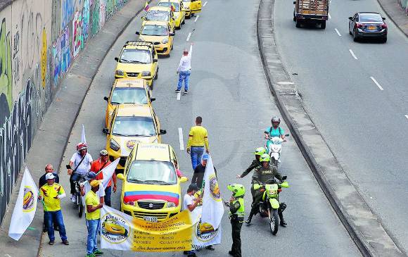 En algunos sectores hubo congestión por la lentitud de la marcha, aunque los taxis iban por un carril. FOTO Manuel saldarriaga