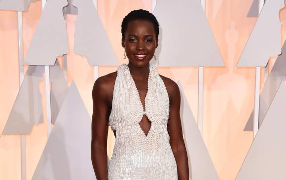 El vestido que lució Lupita Nyong’o es un diseño de Francisco Costa para Calvin Klein y tardó varios meses en crearse. FOTO ap