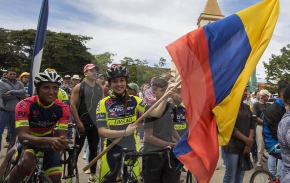 Con banderas y globos, los habitantes de Urrao acompañaron al ciclista paisa. Fotos Edwin Bustamante