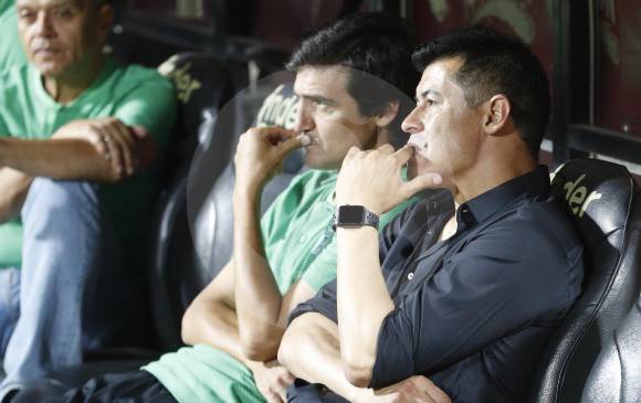 El técnico Jorge Almirón y el asistente Pablo Manusovich reflejan la tristeza por la derrota en casa. fOTO Manuel Saldarriaga 