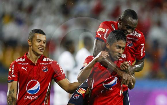 Los jugadores siempre hablan de buen ambiente, fraternidad y unión de grupo. Acá, Leonardo Castro, Juan Caicedo y Christian Marrugo celebran el triunfo ante Fortaleza. FOTO jaime pérez