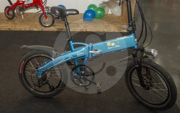 Bicicleta eléctrica Ozono HO2: Batería: litio 36v. Motor: 250 vatios. Peso: 21 kilogramos. Frenos: de disco delantero y trasero. Velocidad máxima: 30 kilómetros por hora. Cambios: 7 shimano. Las bicicletas también hacen parte de la Feria. En este caso hizo presencia esta bici plegable con puerto USB y sistema de pedaleo asistido.