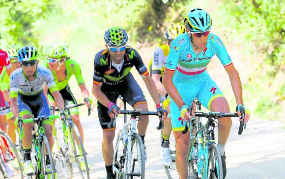 Esteban Chaves y Rigo Urán vienen mostrando astucia en el Giro. Agazapados siguen estudiando a sus más fuertes rivales. FOTO AFP