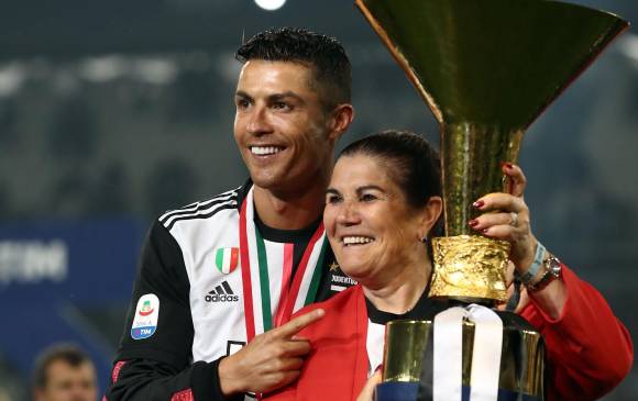 Cristiano siempre ha disfrutado de sus triunfos y logros con su madre Dolores Aveiro. FOTO AFP