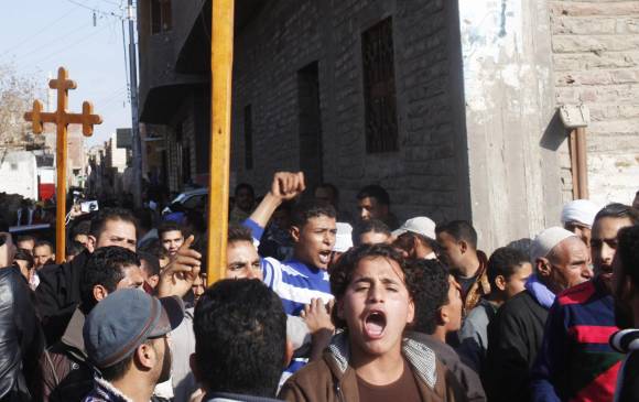 Cristianos egipcios protestan en El Cairo por el asesinato de 21 personas en Libia. Gobierno respondió con ataques. FOTO reuters