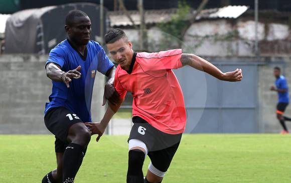 Diego Gregori (6) recibe la marca de su compañero Pepe Mosquera. Hoy serán fórmula en Tunja. FOTO Julio César Herrera 