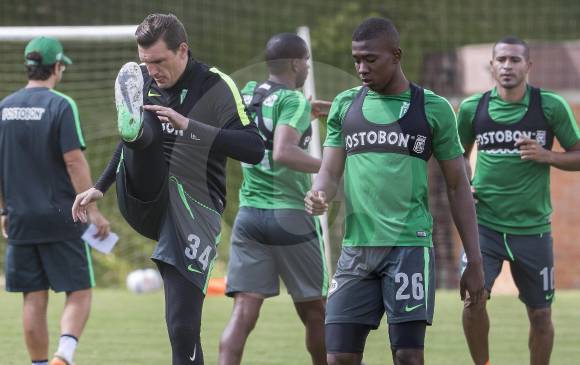 Franco Armani, Carlos Cuesta y Macnelly Torres, jugadores que terminaron como titulares el semestre pasado con Nacional. El técnico Juan Manuel Lillo, satisfecho con el plantel. FOTO róbinson sáenz