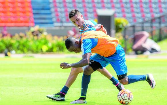 Los dos volantes del Medellín muestran sus condiciones en la preselección Sub-20 con la ilusión de quedarse con un puesto y estar en el Suramericano de la categoría. FOTO Juan Antonio Sánchez