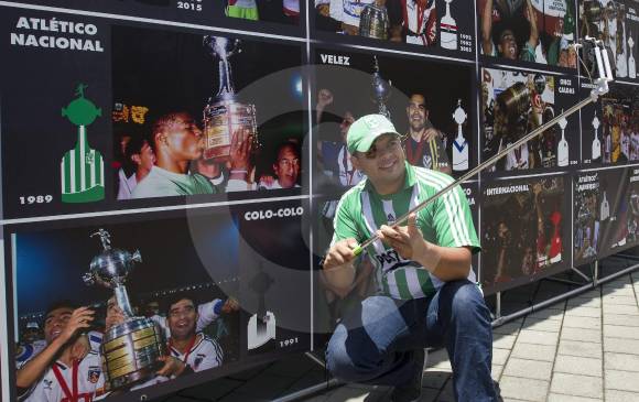 La exhibición del trofeo fue exitosa. Más de 6.000 personas lo visitaron en el Inder, según Alberto Pérez, miembro de Bridgestone, compañía patrocinadora del certamen. Las banderas ondean y enmarcan la ciudad y la gente aprovecha el furor para ganarse unos pesos con las ventas de artículos alusivos a Nacional. Foto jaime pérez y róbinson sáenz