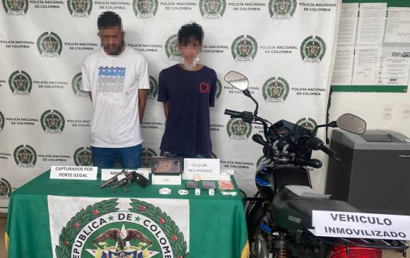 Estos son los dos asaltantes capturados en el barrio Conquistadores, junto a los elementos incautados y recuperados. Ambos tienen antecedentes por hurto, según la Policía. FOTO cortesía de policía