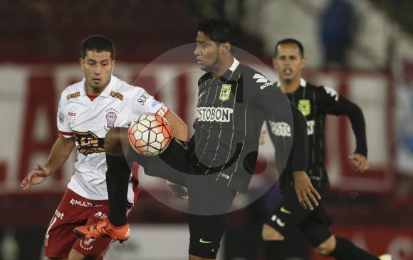 El delantero Luis Carlos Ruiz empezó errático el partido ante Huracán, pero mejoró con el correr de los minutos. En el Atanasio puede ser una carta de gol para Nacional. FOTO ap
