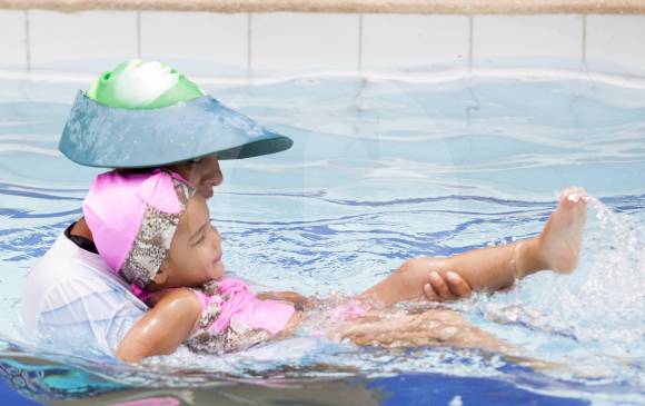 Desde las primeras semanas de vida los niños disfrutan diversos espacios para su estimulación corporal. El acompañamiento de profesionales en esta materia es clave. FOTO edwin bustamante