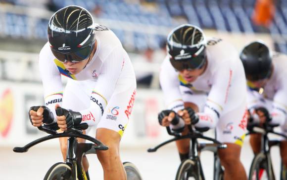 Brayan Sánchez demuestra que es un ciclista completo. Impresiona en pista y ruta. FOTO LUIS BARBOSA