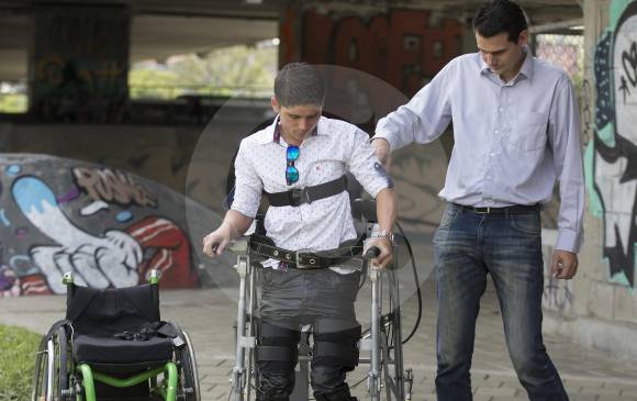 Freddy ensaya el Exoesqueleto con Duván Mora, un proceso en el que lleva ya tres años y en el que se ha visto la evolución de aparato. Duván es feliz en cada ensayo. FOTO manuel saldarriaga