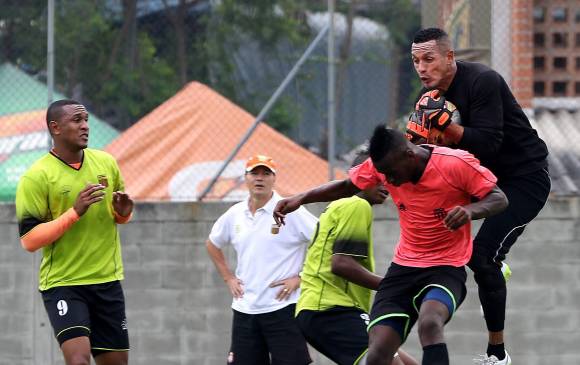 El arquero Bréiner Castillo, al lado de Andrés Orozco, aportan experiencia a los jóvenes. Combinación perfecta. FOTO JULIO CÉSAR HERRERA 