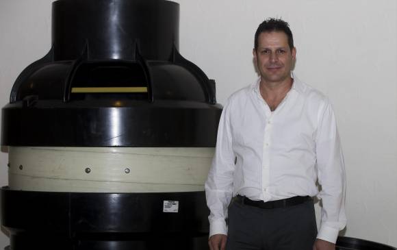 Ernesto Guerrero, vicepresidente Comercial de Pavco, junto a uno de los desarrollos en drenaje de aguas. FOTO cortesía mexichem