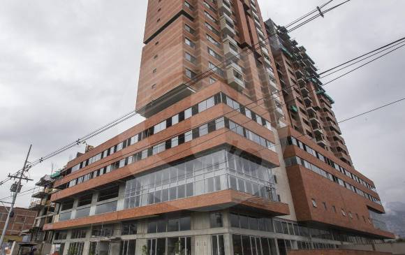 El primer edificio terminado en Naranjal, de 64 apartamentos. Al tiempo que se adelanta el proceso de entrega, se están realizando adecuaciones a los locales comerciales. FOTO Julio César Herrera