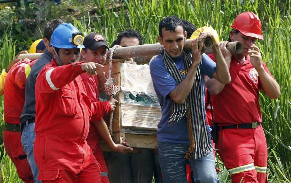 Un grupo de 37 rescatistas trabajan durante todo el día en las labores de recuperación de los cuerpos, FOTO jaime pérez