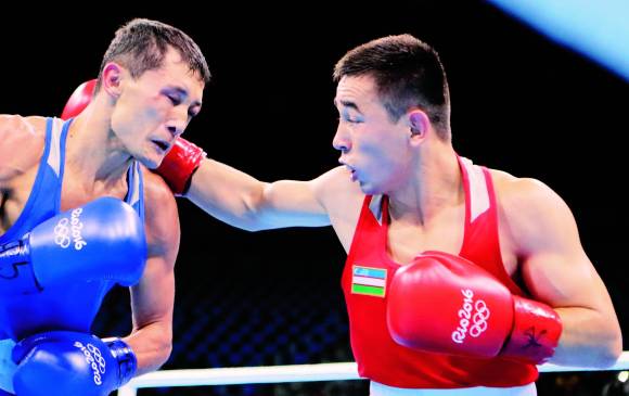 Hasanboy Dusmatov (rojo) es el rival de Yuberjén en la pelea final de su categoría. Es fuerte y con mucha cancha. FOTO AP