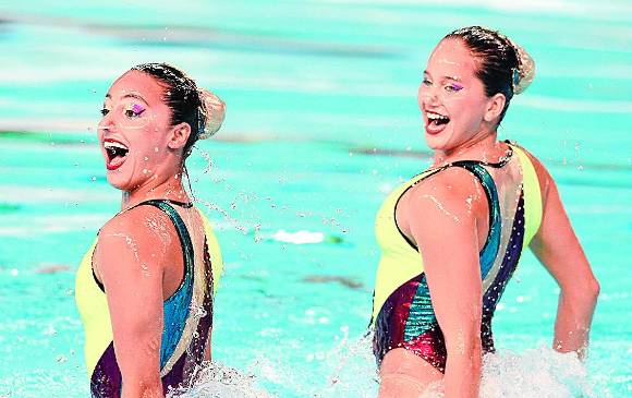 Mónica Sarai y Estefanía Álvarez, que por primera vez clasificaron al país en nado sincronizado, avanzan firmes. FOTO AFP