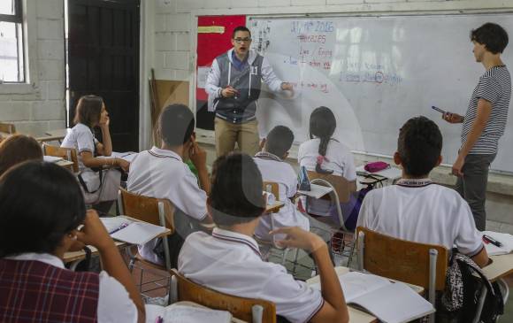 Un profesor enseña inglés en Envigado. En Colombia hace falta estudiar ese idioma de forma prática. FOTO Julio césar herrera