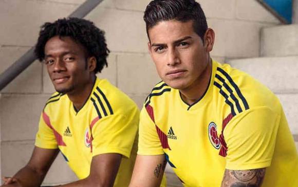 Los jugadores Juan Guillermo Cuadrado y James Rodríguez presentaron, a comienzos de noviembre, la nueva camiseta de Colombia. FOTO CORTESÍA ADIDAS