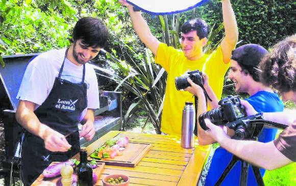 Los creadores de Locos por el Asado tienen 26 años, llevan 11 de ellos “juntándose” entre amigos todos los viernes para hacer asados. FOTO Instagram Locosxasado