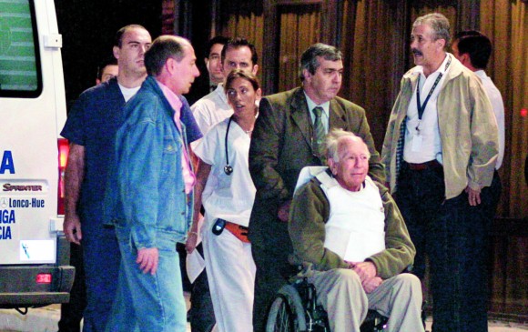 Paul Schafer durante su extradición desde Argentina, donde fue capturado, a Chile en 2005. FOTO reuters