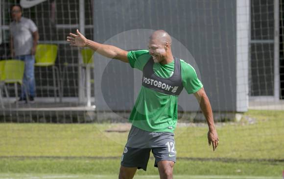 Durante los entrenamientos previos al duelo de hoy, a Alexis Henríquez, se le notó muy alegre. FOTO Juan a. sánchez