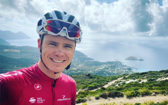 El ciclista Chris Froome sonríe mientras anuncia que ya está entrenando en la bicicleta para regreso a las competencias. FOTO TOMADA TWITTER