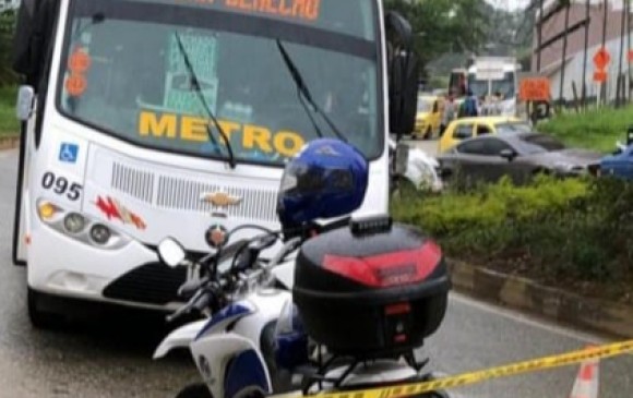 De este autobús de servicio público cayó la pasajera de 27 años, en el municipio de Bello. FOTO: CORTESÍA DE GUARDIANES ANTIOQUIA.