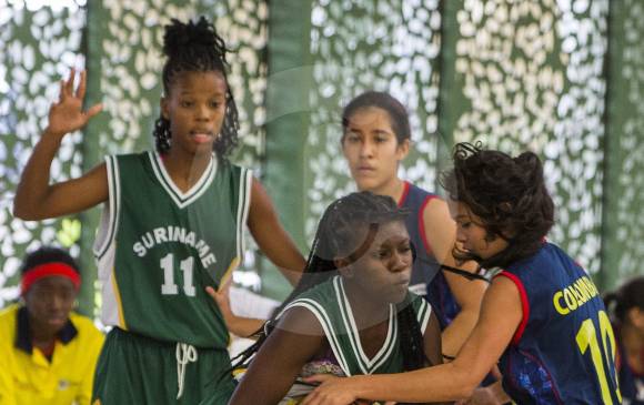 Los chicos de Surinam se mostraron agotados por el viaje desde su país hasta Medellín. Paramaribo-Curazao-Bogotá-Medellín es la conexión que debieron realizar. FOTO julio césar herrera 