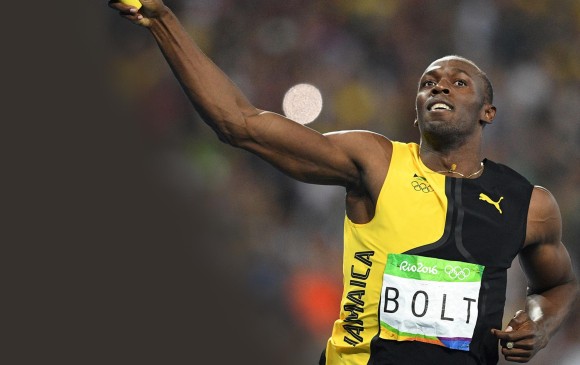 Bolt y el testimonio, durante el relevo dorado en Río-2016. FOTO Afp