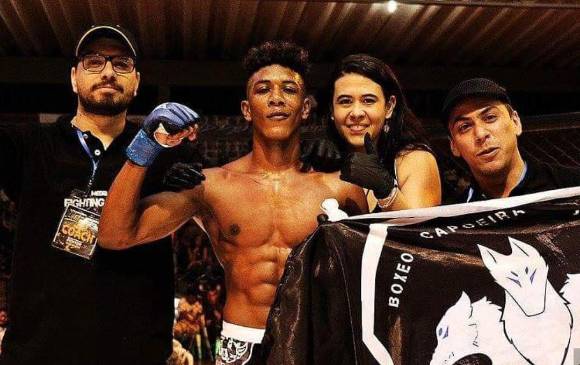 El joven antioqueño halló en las artes marciales mixtas la posibilidad de canalizar sus aptitudes para la pelea. FOTO cortesía ugp