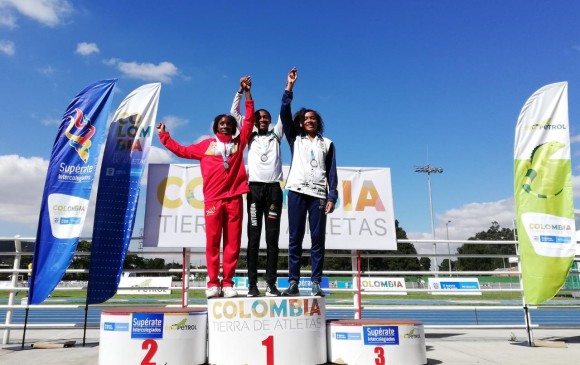 Antioquia se subió varias veces al podio en atletismo. Una de las medallas de oro fue ganada por María Alejandra Murillo en los 400 con vallas y una fuerte pelea con el Valle. FOTO cortesía supérate 