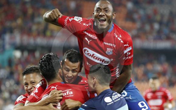 El festejo de los jugadores del Medellín, en el que participan, entre otros, Diego Herazo y los autores de los goles, Germán Cano (lleva 15 en el torneo) y Andrés Ricaurte. FOTO Manuel Saldarriaga