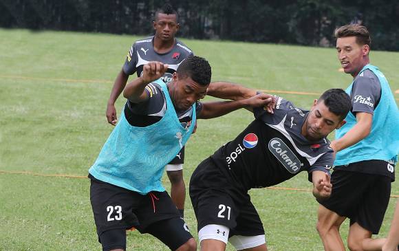 Carlos Valencia, Julián Guillermo, Brayan Ángulo y John Goma Hernández compiten sanamente por la titular en el Deportivo Independiente Medellín. FOTO JULIO CÉSAR HERRERA 