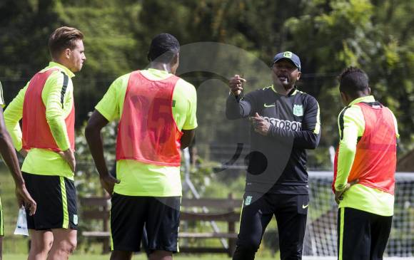 El técnico Bernardo Redín sigue ajustando el equipo para el debut en la Liga Águila-1 ante Bucaramanga. FOTO jaime pérez