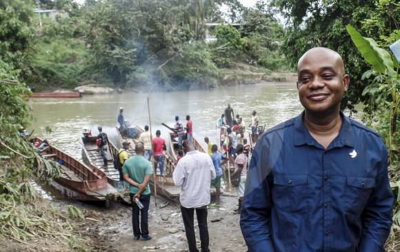 El ministro Murillo recorrió algunos municipios de Chocó afectados por la minería ilegal en donde celebraron su nombramiento. En la foto, junto al río Condoto. FOTO maría victoria correa