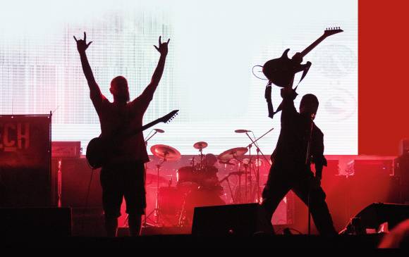 Altavoz, con las manos arriba por la música local
