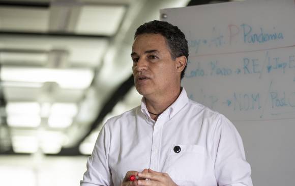 El suspendido gobernador de Antioquia, Aníbal Gaviria, se pronunció por primera vez en los medios después de que la justicia impusiera privación de la libertad en su contra. Foto: Esteban Vanegas Londoño.