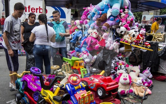 Las ventas de juguetes son las protagonistas en la temporada navideña del centro de Medellín, especialmente en los bajos de la estación San Antonio del metro. FOTOs julio césar herrera