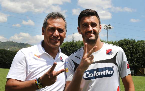 El capitán Diego Herner se le midió al reto de entrevistar al director técnico Hernán Torres. FOTO JULIO CÉSAR HERRERA